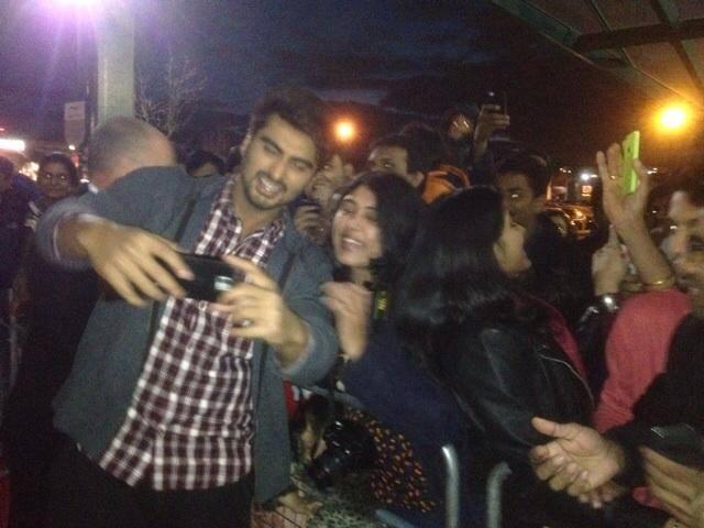 صور لأرجون كابور و عاليا بهات في حفالات  ترويج لفيلمهم 2 States  Arjun-kapoor-took-selfie-photo-fan-during-promotion-2-states-london