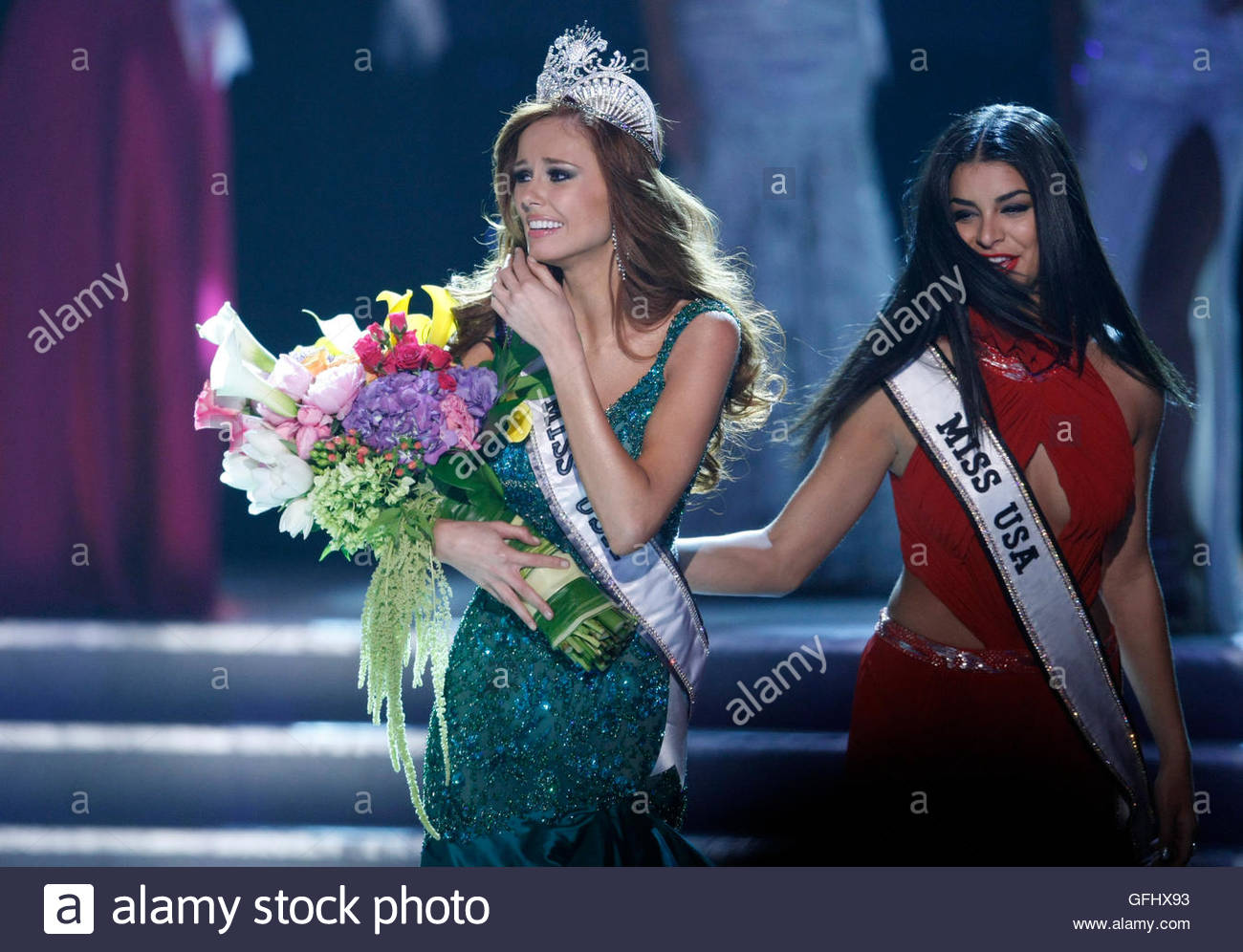 alyssa campanella, miss usa 2011. - Página 18 Miss-california-alyssa-campanella-l-begins-her-walk-after-being-crowned-gfhx93_snv6