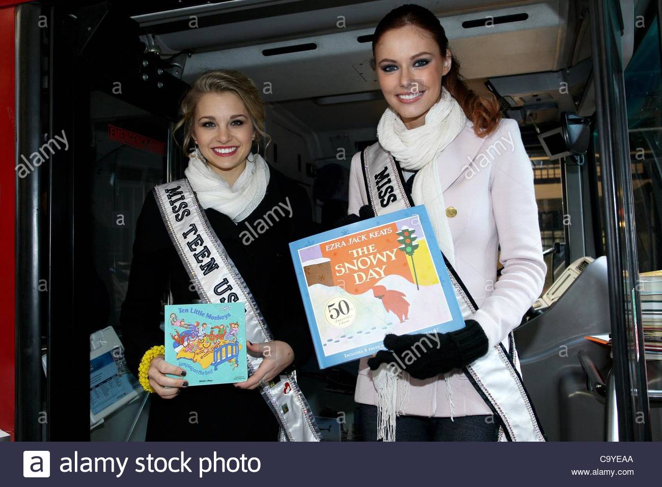 alyssa campanella, miss usa 2011. - Página 16 Danielle-doty-alyssa-campanella-in-attendance-for-world-read-aloud-C9YEAA_fvh8