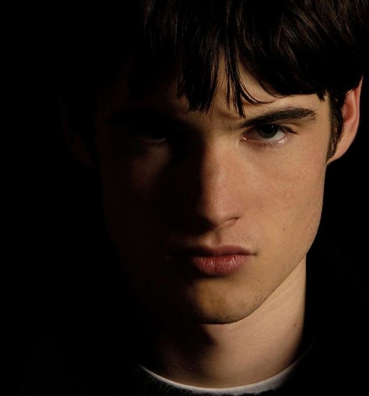 Ficha de Beren Tom-sturridge-in-una-scena-del-film-symbiosis-uniti-per-la-morte-46431