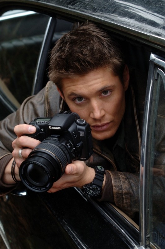 Zane W.  Jensen-ackles-si-rilassa-scattando-foto-sul-set-dell-episodio-una-pistola-dal-passato-di-supernatural-57668