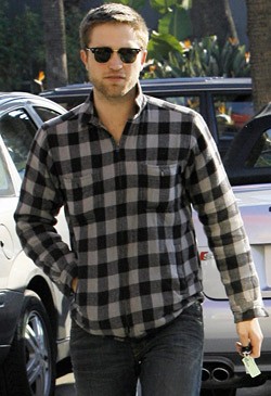 Robert Pattinson .. nuovo taglio di capelli molto criticato.. Un-immagine-di-robert-pattinson-con-un-nuovo-look-100466