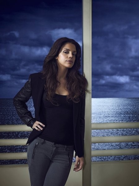 COLLINS, Isadora Grace Graceland-vanessa-ferlito-in-una-foto-promozionale-della-serie-278993