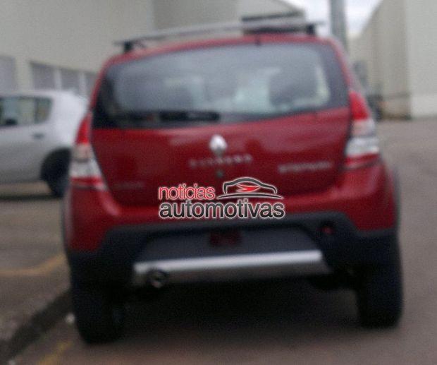 Novo Sandero é flagrado em testes Exclusivo-sandero-2012-por-inteiro-noticias-automotivas-3