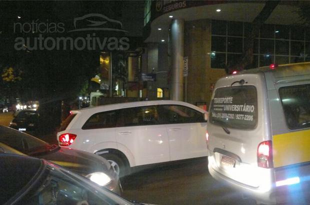 Fiat lançará minivan Freemont em Genebra - Página 3 Fiat-freemont-flagra-painel-3