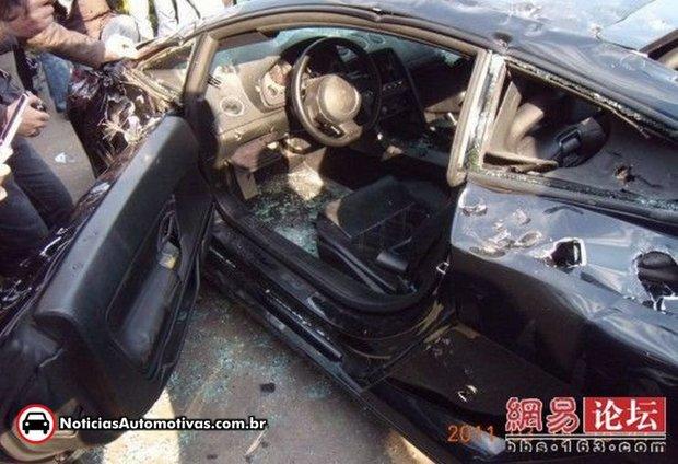 Lamborghini Gallardo é destruído por dono chinês insatisfeito! Gallardo-destruido-10