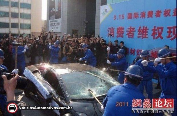 Lamborghini Gallardo é destruído por dono chinês insatisfeito! Gallardo-destruido-3