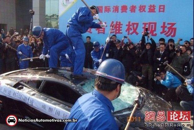 Lamborghini Gallardo é destruído por dono chinês insatisfeito! Gallardo-destruido-5