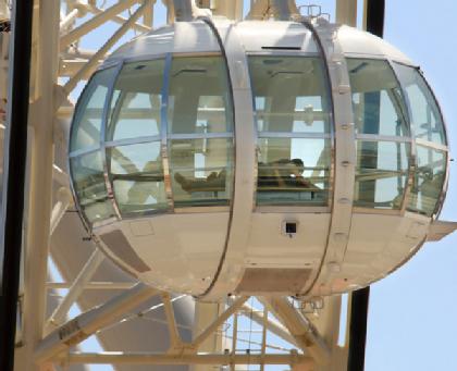 OZschwitz: Young lovers making out on Melbourne's wheel SvCOUPLE-420x0