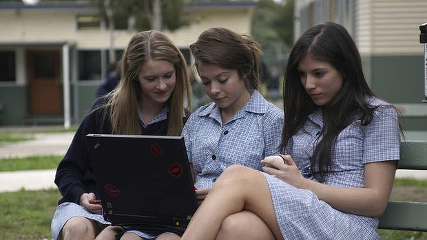 OZschwitz statists trying to make a point to teenagers, but a fear campaign doesn't cut it SG_729_sexting-620x349