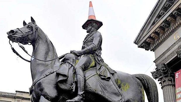 Funny: Traffic cones to stay on Glasgow statue's head after protest Art-Glasgow-Statue-Traffic-Cone-620x349