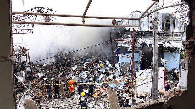 Deadly statist leftovers: Seven dead after scrap metal workers cut open WWII bomb in Bangkok Aw-WWII-20bomb-20explodes-20in-20Bangkok-20140403000448279717-620x349