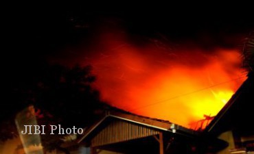 Rumah Ditinggal Pergi ke Gereja, Nasib Jadi Apes - Page 2 Bakar5-370x225