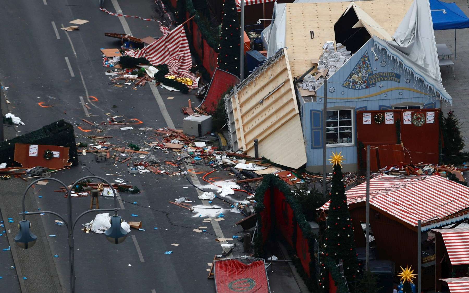 Un camion fonce sur les passants dans le marché de Noël à Berlin Ce-que-l-on-sait-de-l-attentat-au-camion-belier-commis-dans-un-marche-de-noel-de-berlin