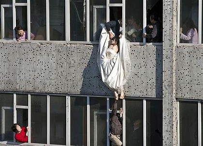 China: salvan a una novia de un suicidio 729-bride-420x0