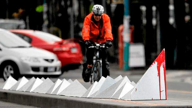 Lunatic Darebin City Council installed a dangerous steel pyramid sculpture in middle of road 1_jabike_20130820201329783056-620x349