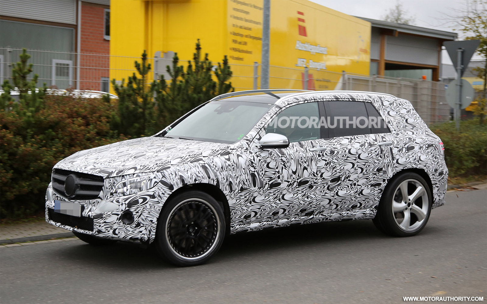 (X253): Flagra - GLC 63 AMG para 2016 2016-mercedes-benz-glk63-amg-glc63-amg-spy-shots_100487310_h