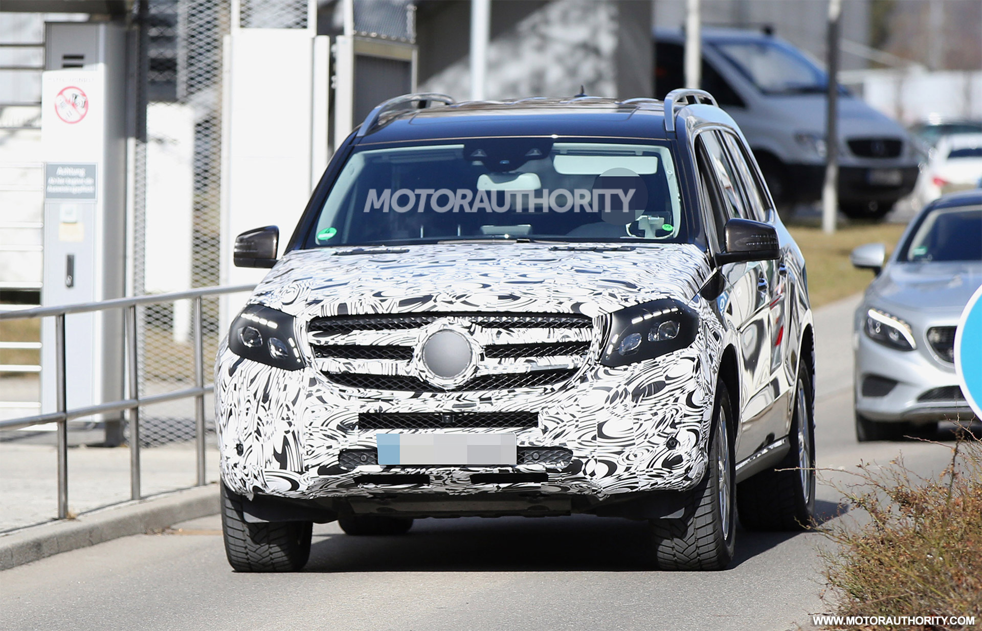 (X166): GLS é flagrada em testes 2016-mercedes-benz-gls-spy-shots--image-via-s-baldauf-sb-medien_100502301_h