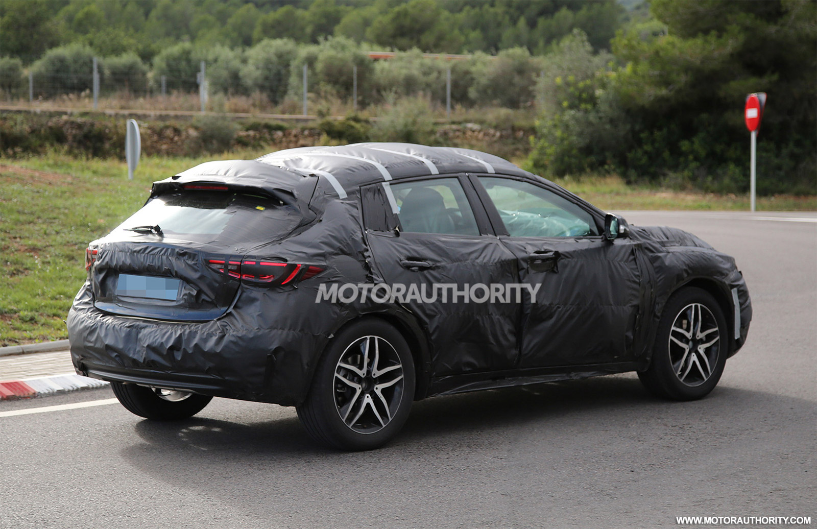 2015 - [Infiniti] Q30/QX30 - Page 3 2017-infiniti-qx30-spy-shots_100489100_h