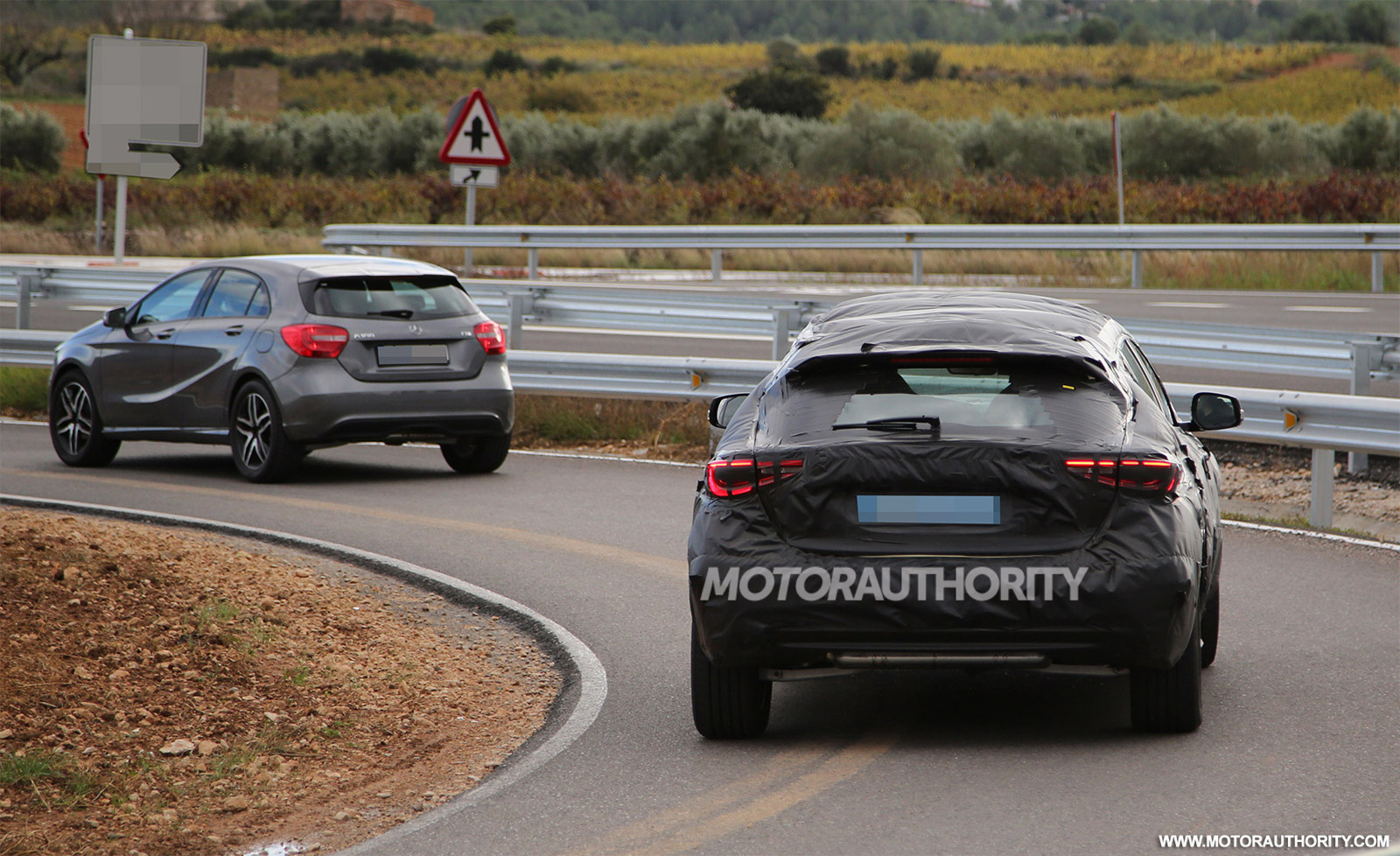 2015 - [Infiniti] Q30/QX30 - Page 3 2017-infiniti-qx30-spy-shots_100489108_h