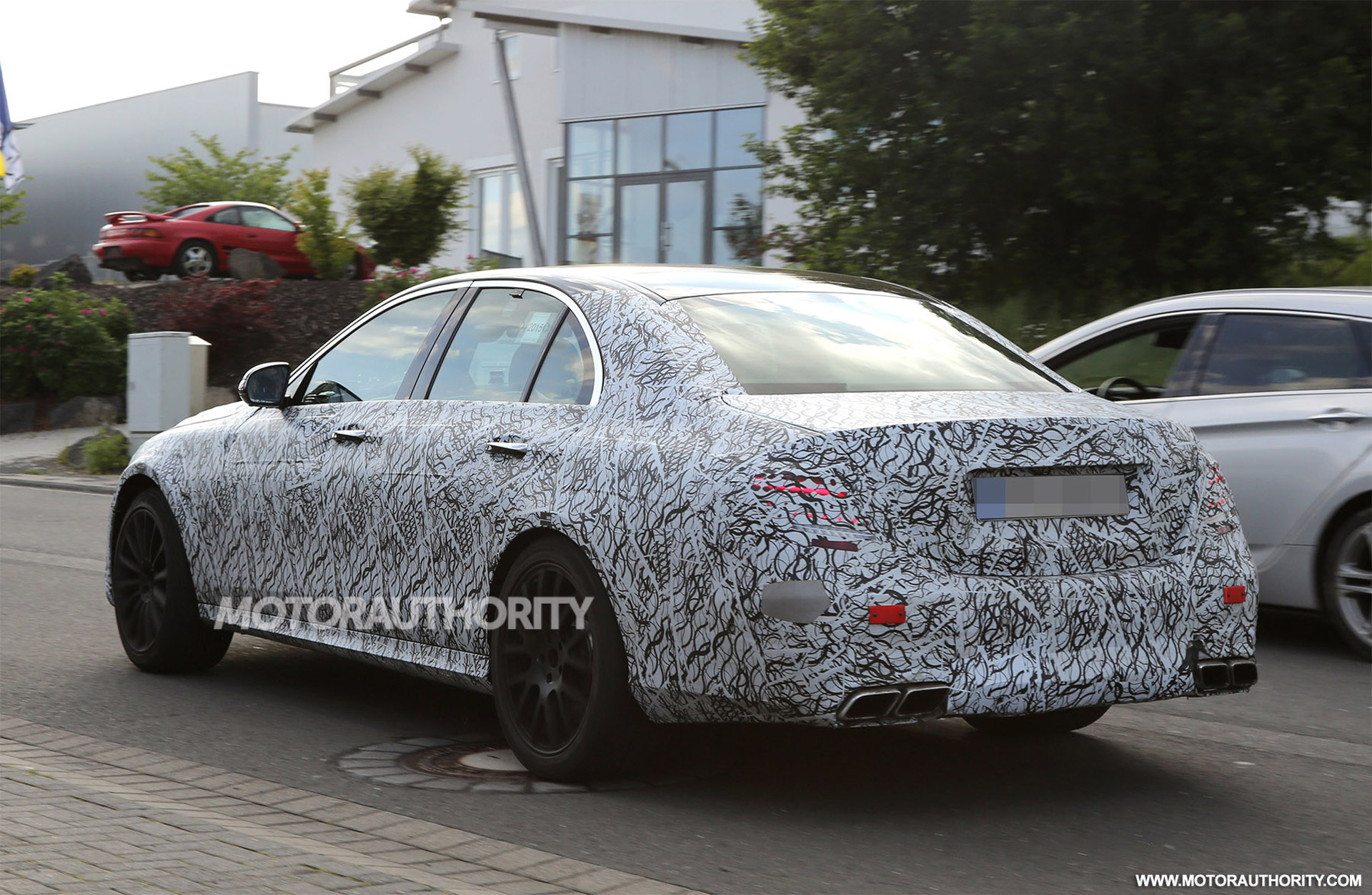 Nova E63 aparece em testes 2017-mercedes-amg-e63-spy-shots--image-via-s-baldauf-sb-medien_100516523_h