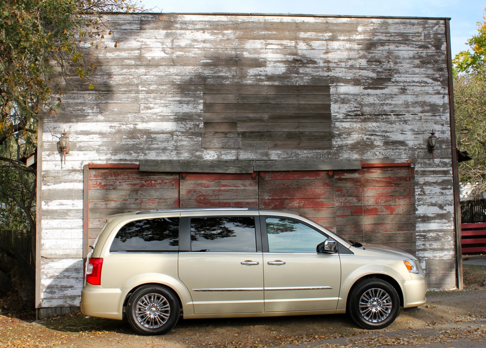 Inminente Restyling del Grand Voyager  2011-chrysler-town-country_100329258_l