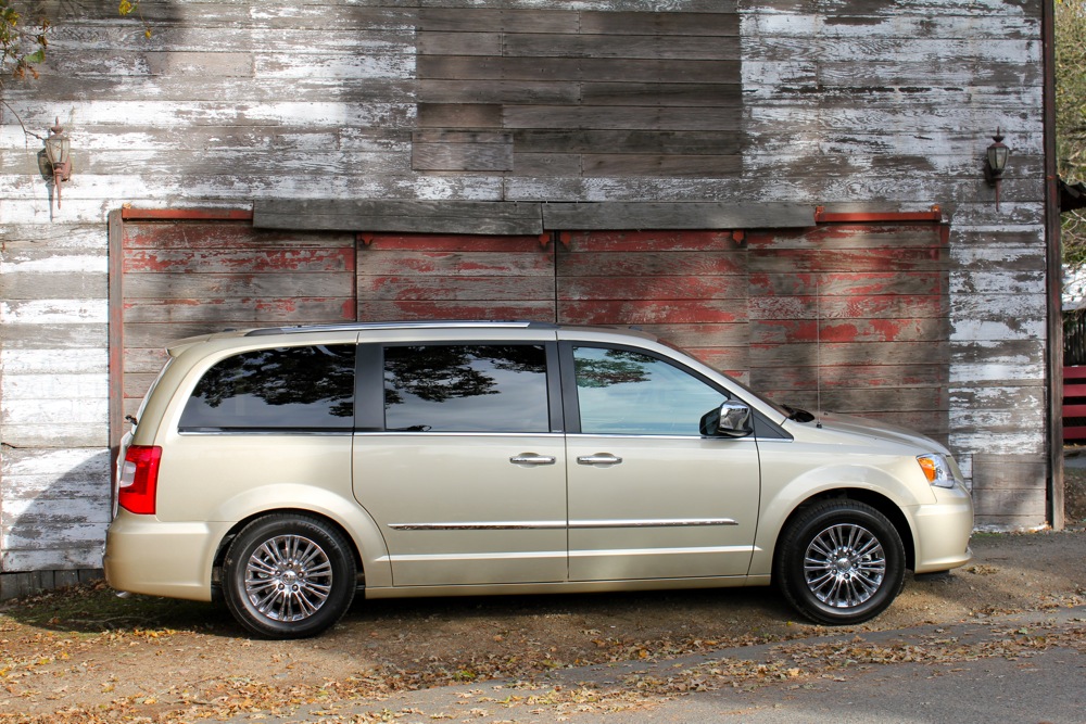 Inminente Restyling del Grand Voyager  2011-chrysler-town-country_100329259_l