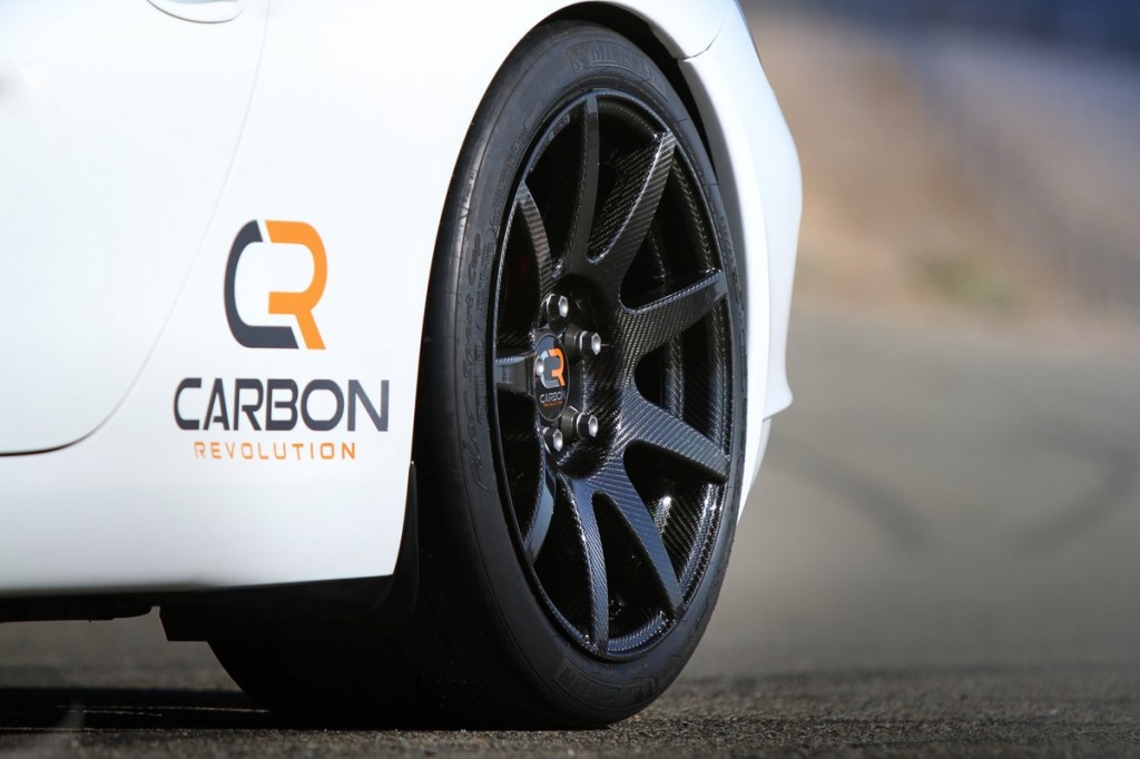 Ya estan aqui las llantas de carbono  Porsche-911-with-carbon-revolution-cr-9-carbon-fiber-wheels_100414104_l