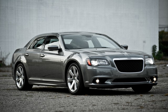  الكرايسلر 300 أس أر تي 8 2013 فخامة في التفاصيل! 2012-chrysler-300_100365699_m