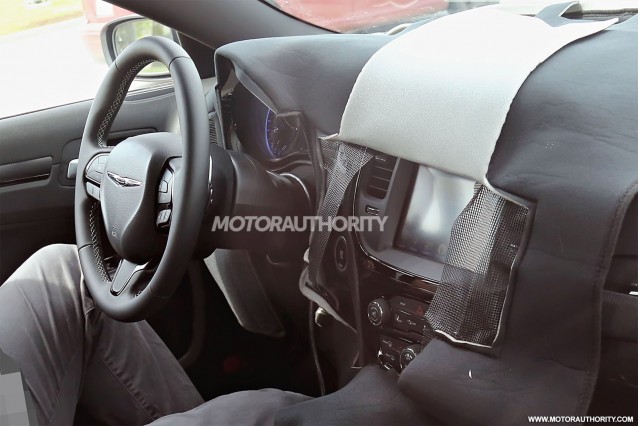 2015 - [Chrysler] 300 Restylée 2015-chrysler-300-facelift-spy-shots_100471593_m