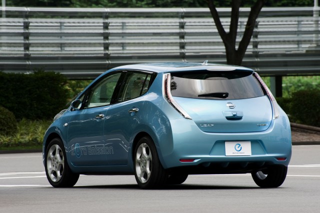 صور حصرية للسيارة الكهربائية الرائعة Nissan leaf 2011 نيسان ليف .. Nissan_100317370_m