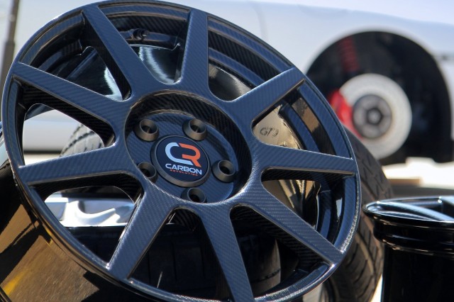 Ya estan aqui las llantas de carbono  Porsche-911-with-carbon-revolution-cr-9-carbon-fiber-wheels_100414103_m