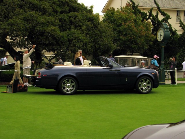 Rolls-Royce Phantom Drophead Rolls-royce-phantom-with-bespoke-picnic-set_100319000_m