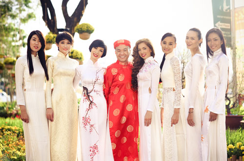 2012 | VNTM | Nhã Trúc Xuan-lan-ru-dan-tro-cung-mac-ao-dai-ra-pho_6