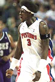 Detroit Pistons 2002-04-17-inside-wallace