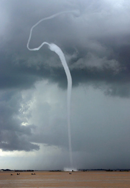  الزوابع و العواصف Afpcambodia-weather-waterspout