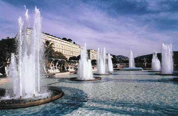 عطلة نهاية الاسبوع في مدينة نيس ملكة الريفيرا Place-massena-fontane