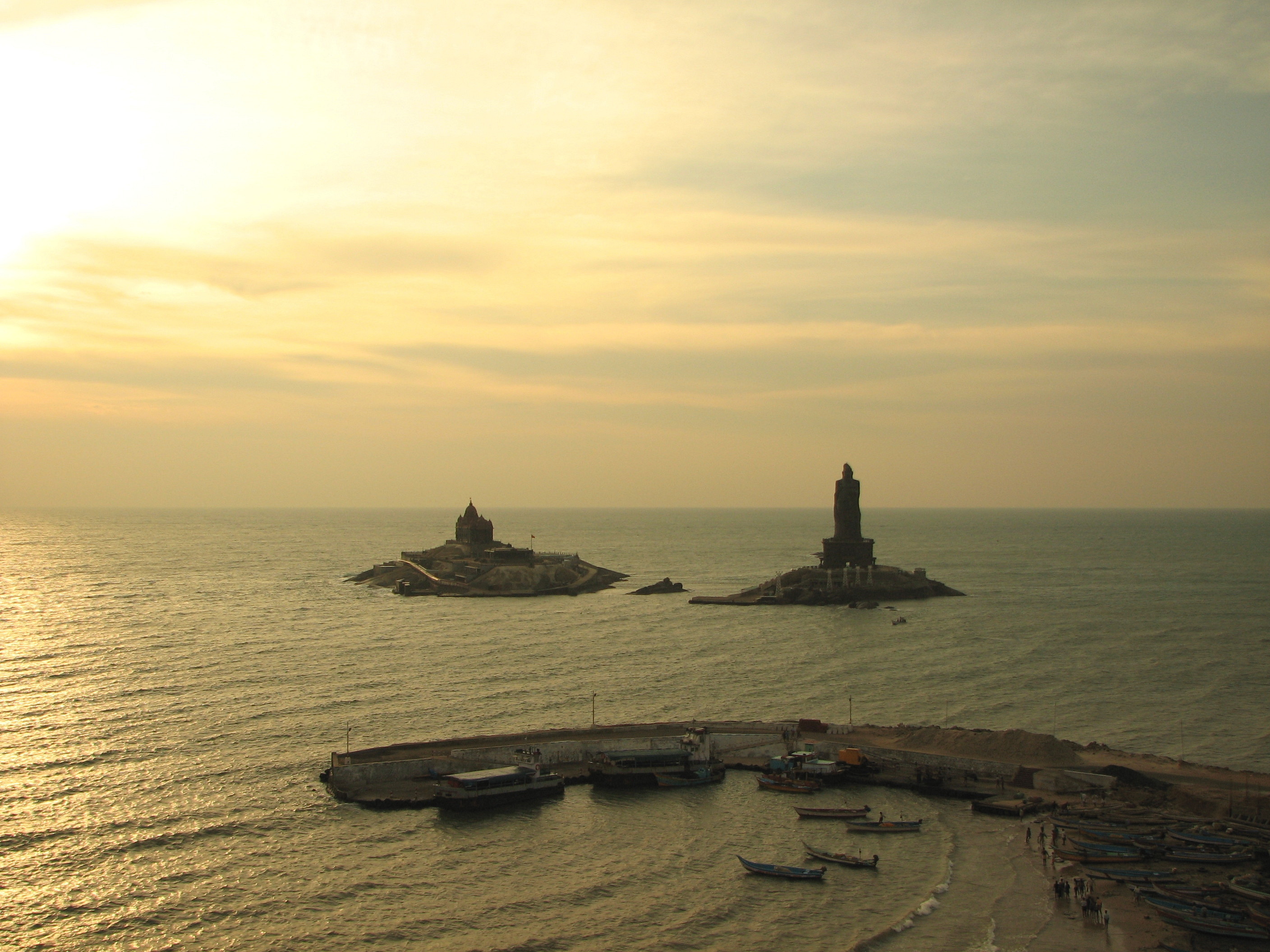 வாழும் வள்ளுவர்  Vivekananda_Rock_%26_Valluvar_Statue_at_Sunrise