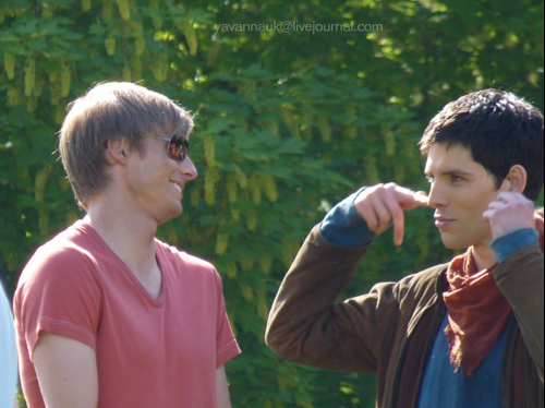 Asile des trop folles fans de CSI ... - Page 39 Bradley_James_and_Colin_Morgan_Behind_The_Scenes_Series_4-1