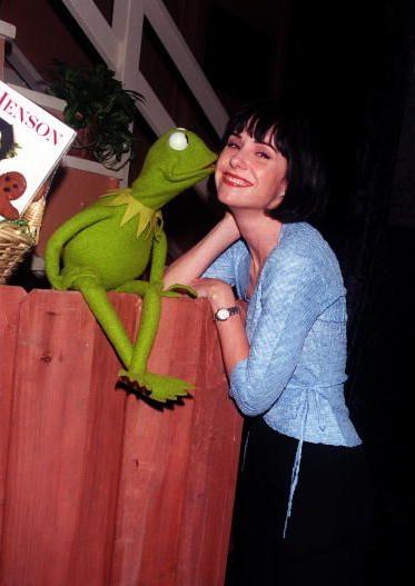 GERAKAN EJEK KERMIT Kermit_kissing_Susan_Egan