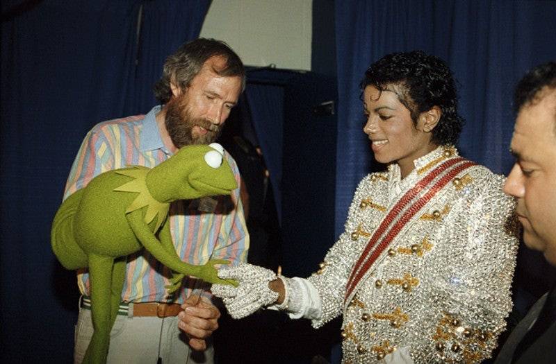 Como Michael Jackson salvou a Sesame Street MichaelJackson-and-Kermit-Shake-Hands-(1984-VictoryTour)