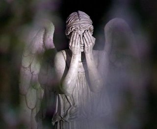Cimetières de Lyon : ils détroussaient les morts Weeping_Angel_Covered_Eyes