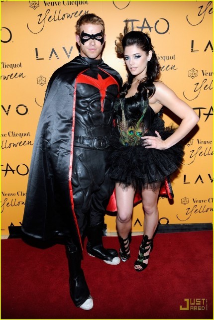 @AshleyGreene - Página 2 7tll9_d618b_kellan-lutz-ashley-greene-halloween-hosts-23-430x643