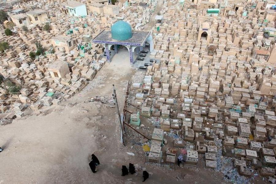 World's largest cemetery grows bigger as Shi'ite militias bury their dead 160823122231GZCV