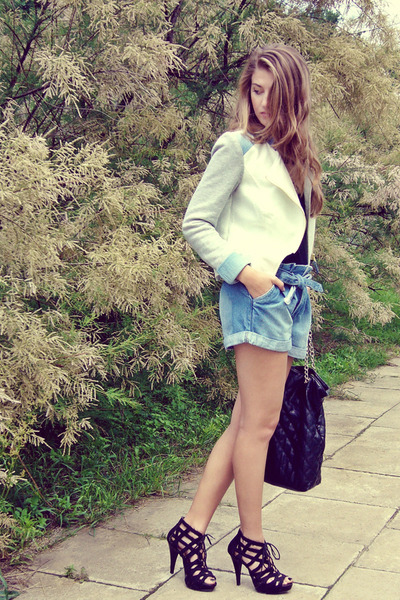 juliet White-stradivarius-jacket-black-next-bag-sky-blue-oysho-shorts_400