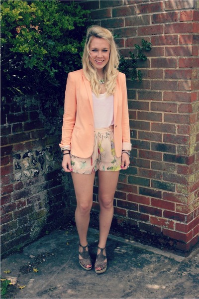 juliet Coral-zara-blazer-floral-h-m-shorts-neon-h-m-necklace_400