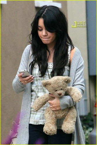 Vanessa Anne Hudgens ve yanından hiç ayırmadıı oyuncağıı Baby-V-vanessa-anne-hudgens-1048345_334_500