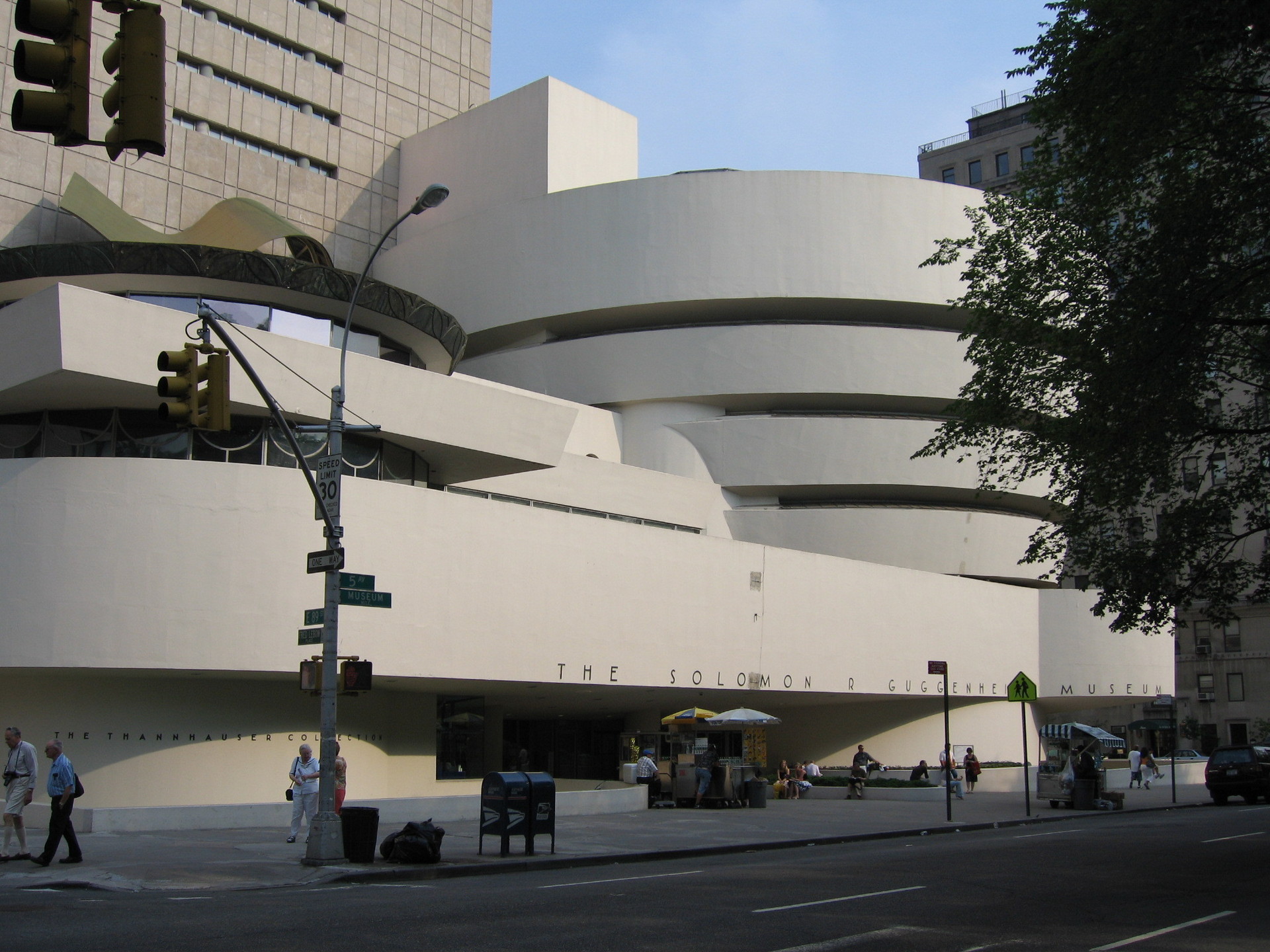 المعمارى فرانك لويد رايت Guggenheim-Museum-new-york-1106209_1920_1440