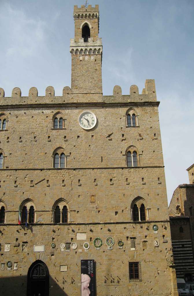 Stadtmitte Volterra-Italy-New-Moon-twilight-series-1113638_671_1024