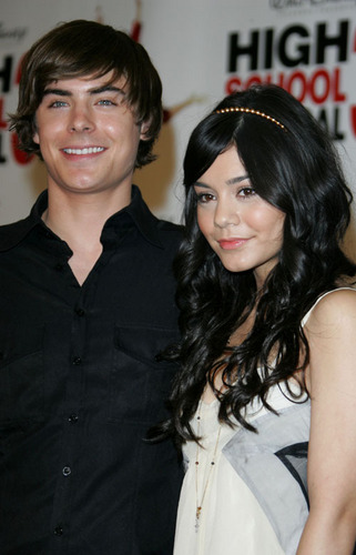 آآكبـر موسـوعـه صـور لـ zanessa مــع pink lule Zac-Vanessa-zac-efron-and-vanessa-hudgens-1212323_321_500